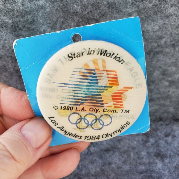 VTG 1984 Los Angeles Olympics Sam The Olympic Eagle Jumping Hurdle Pin Hologram - Picture 2 of 8
